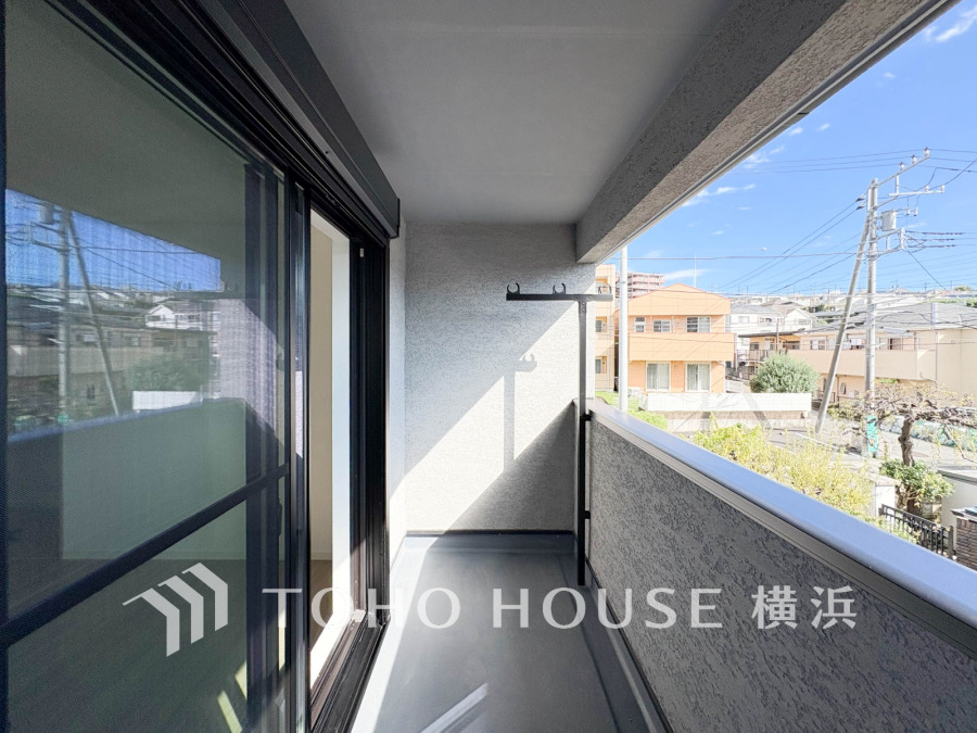 暮らしの中で光と風を演出してくれるバルコニー、見事なまでの開放的な空間を演出しながら、プライベート性も確保された空間は我が家の自慢。