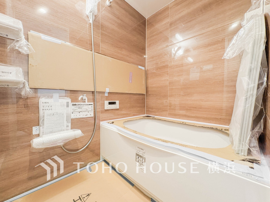 快適な使い心地とゆとりある空間が1日の疲れを解きほぐすバスルーム。空間も浴槽もゆったりのびのび使えるゆとり設計。広く感じるゆとり設計で快適なリラックスタイムを過ごせます。