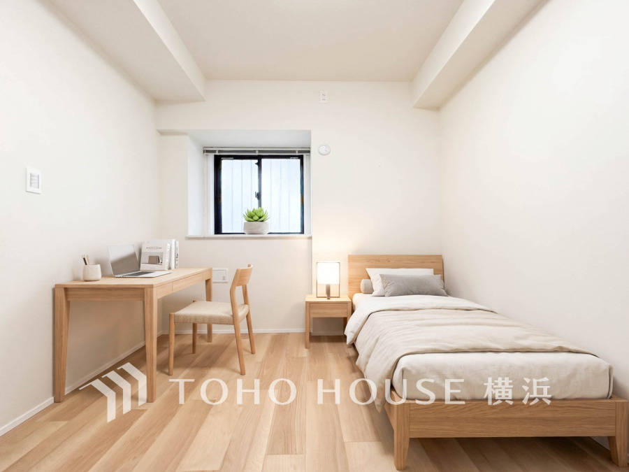 シンプルな内装と明るい空間で、自分らしい空間づくりを思い切り楽しめそうです。穏やかな陽射しが、ゆったりとした寛ぎの時間を包みます。