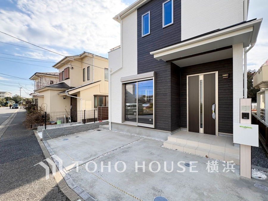 モダンな外観と広々とした駐車スペースが魅力の、快適でスタイリッシュな新築戸建住宅です。