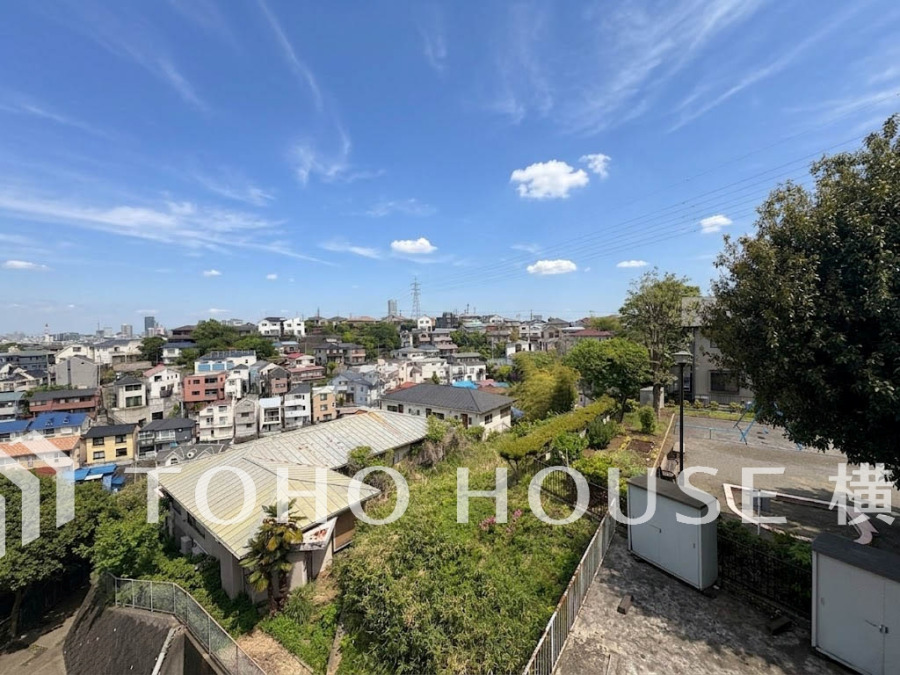 手を伸ばせば、ふれることが出来そうな環境が、そのままインテリアになったような印象です。その豊かな眺望にふさわしい空間には、通風・採光にも優れ、心地よい光と風があふれています。