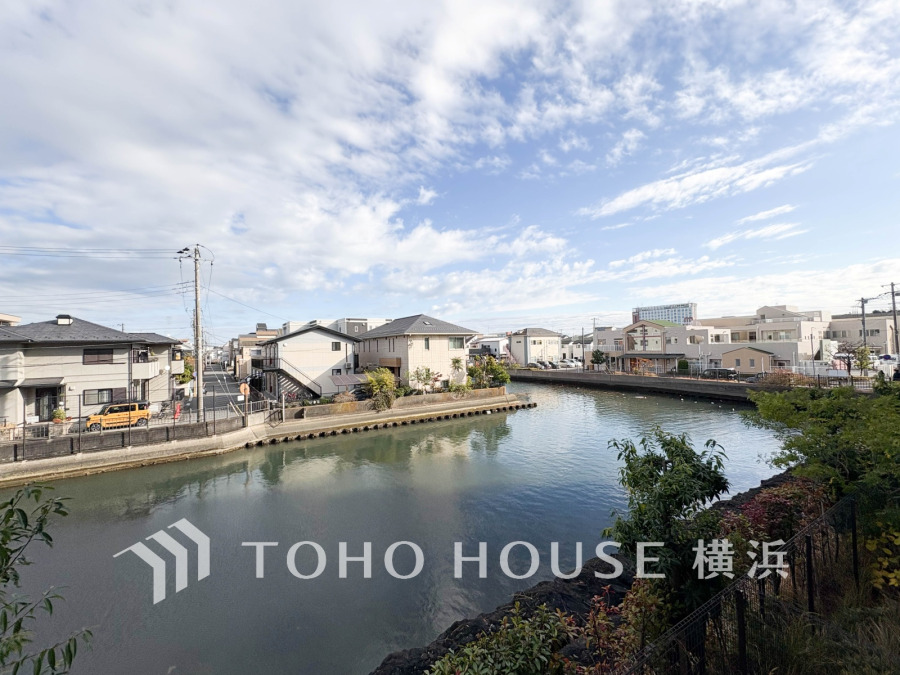 開放感溢れるリバーサイドの立地。自然と調和した暮らしを実現できる魅力のロケーションです。