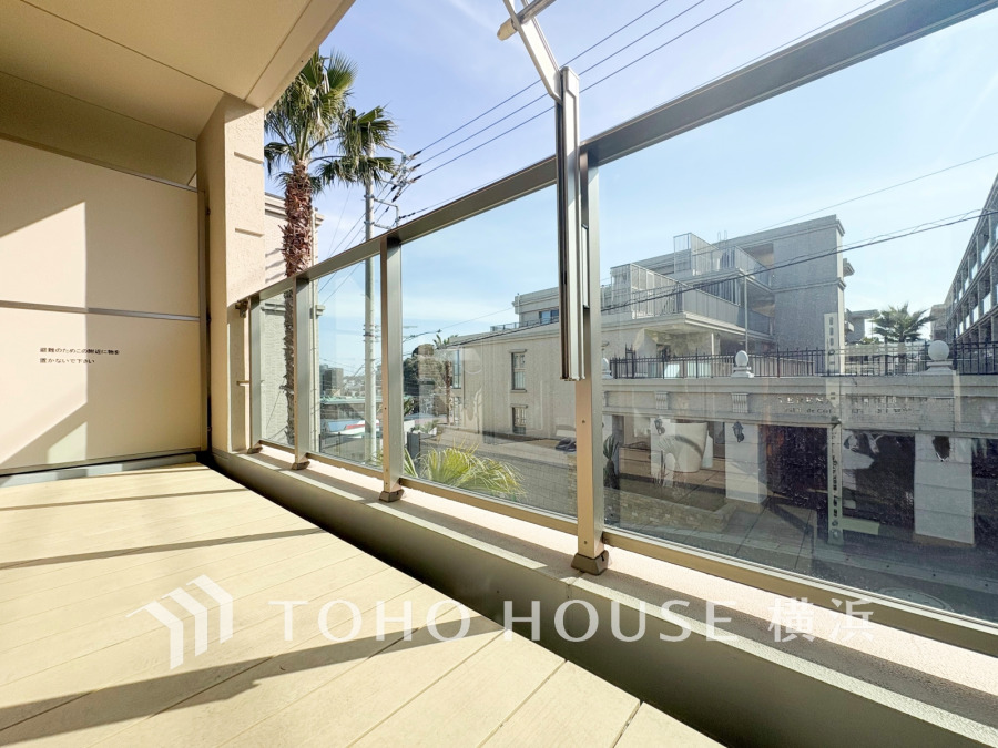 広いバルコニーは、暮らしの中での光と風を演出してくれています。見事なまでの開放的な空間をお楽しみください。