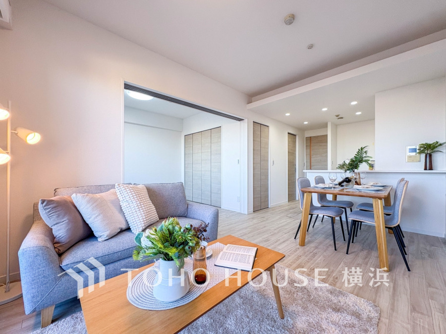 リビングに隣接した洋室の引き戸を開け放して空間を共有しながら開放的に使うこともできます。
