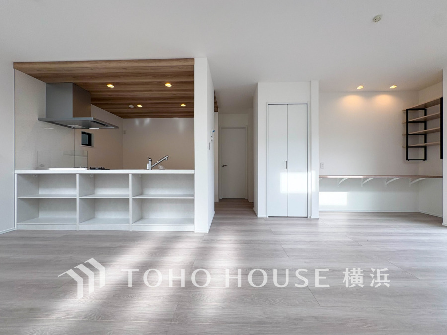 明るく開放的な空間が広がるLDK。室内には豊かな陽光が注ぎ込み、爽やかな住空間を演出。ホームパーティーでもゲストと一緒に料理を楽しみながら楽しい時間を過ごせそう。