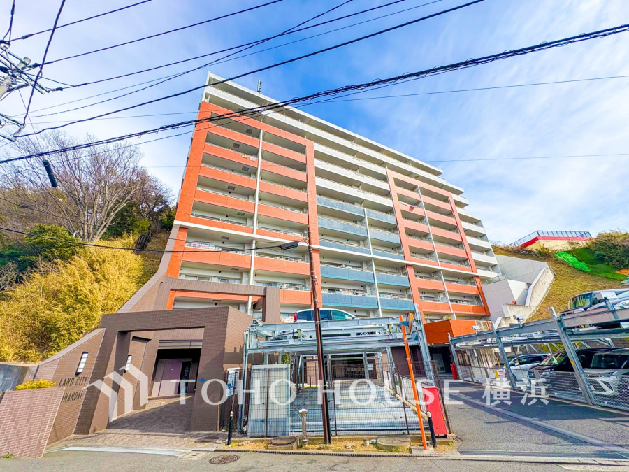 爽やかな青空の下に贅沢なほどに降り注ぐ陽光、豊かな居住性と、クオリティが見事に調和した住空間は、住まうことの喜びを感じさせてくれます。