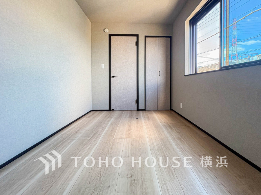 穏やかな風と陽光を導き、プライバシーに配慮された設計プランを採用し、居住性を一段と心地よいものにしています。明るく開放的な空間を演出しております。