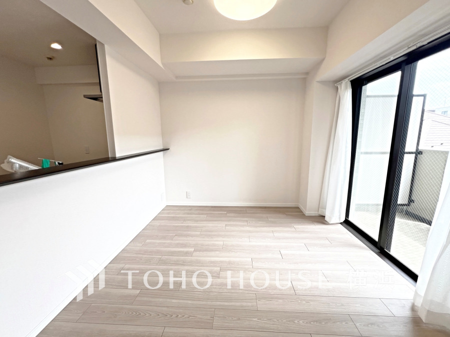 南向きの大きな窓からたっぷりと光が入る明るいLDK。落ち着いた雰囲気に包まれた空間です。
