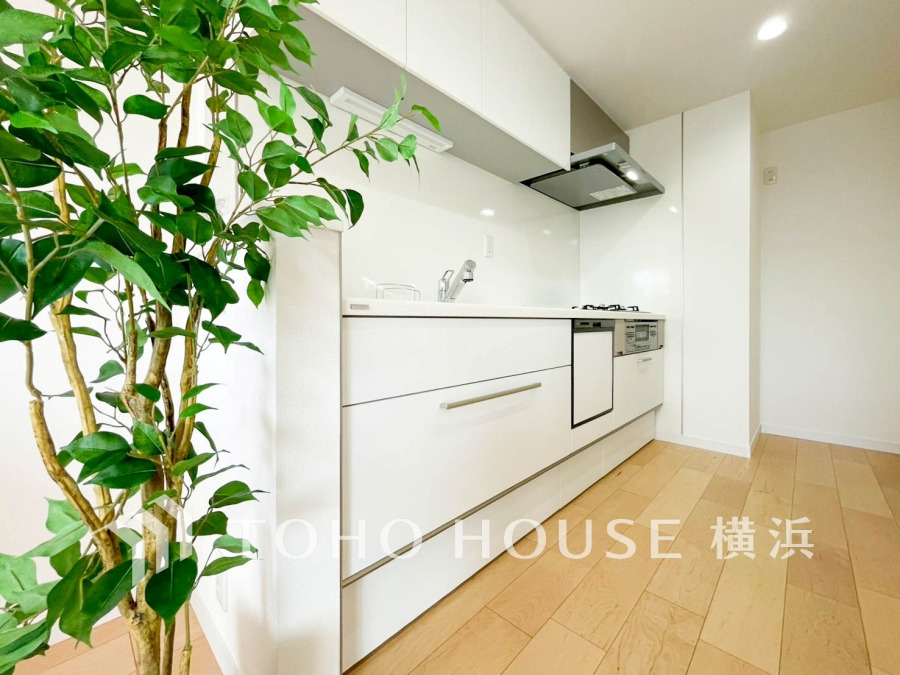作業に集中しやすい独立型のキッチン。新規交換されたシステムキッチンの清潔感あふれる空間です。
