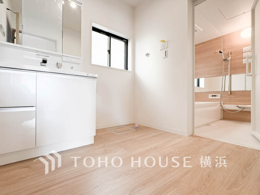 十分な大きさの洗面台は収納もさる事ながら、身だしなみチェックや歯磨きなど、朝の慌ただしい時間でもホテルライクなスペースで余裕とゆとりを感じて頂けます。