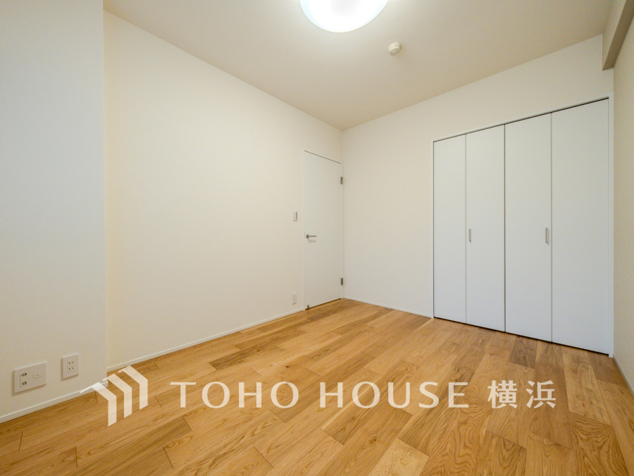 たっぷりの収納を備えた洋室。プライベートな自分時間を快適に過ごせるお部屋です。
