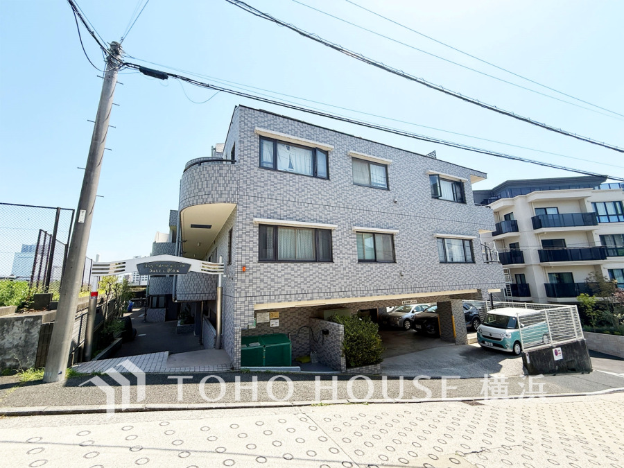 高台の立地ならではの爽やかな風を感じ、のびやかな暮らしを叶えます。