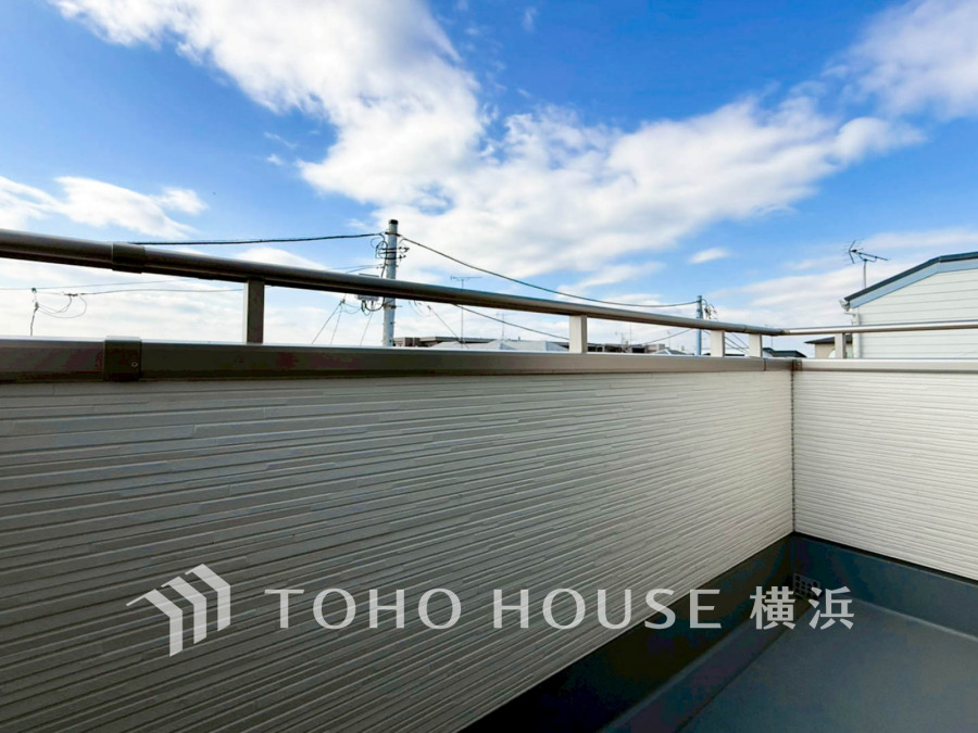 開放感あふれるバルコニーは、晴れた日の洗濯物干しやリラックス空間に最適です。風通しも良好。