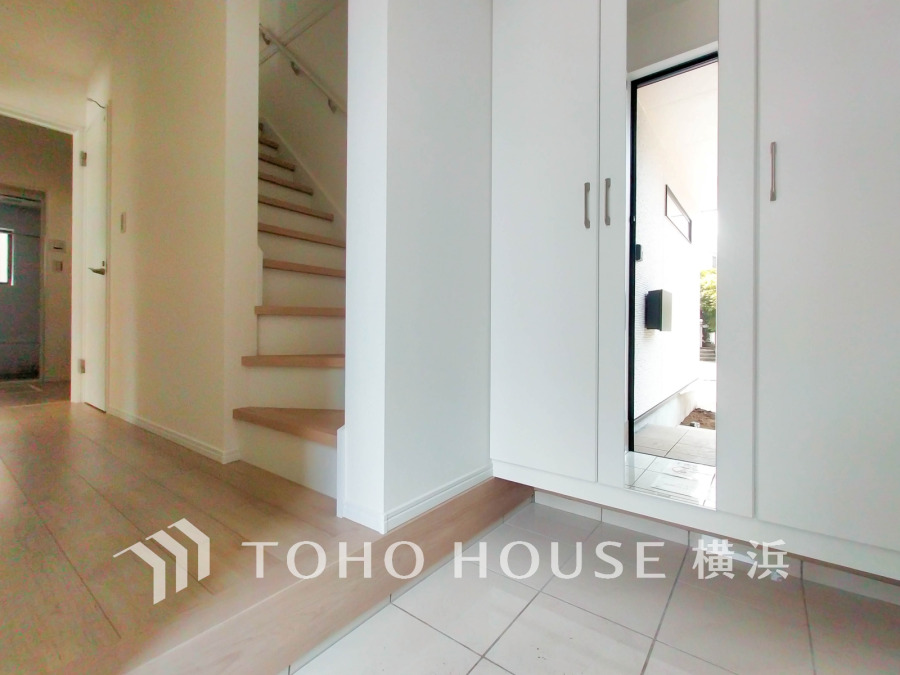 玄関には、お出かけ前の身だしなみチェックに便利な大型のミラーのついたシューズボックスを設置。
