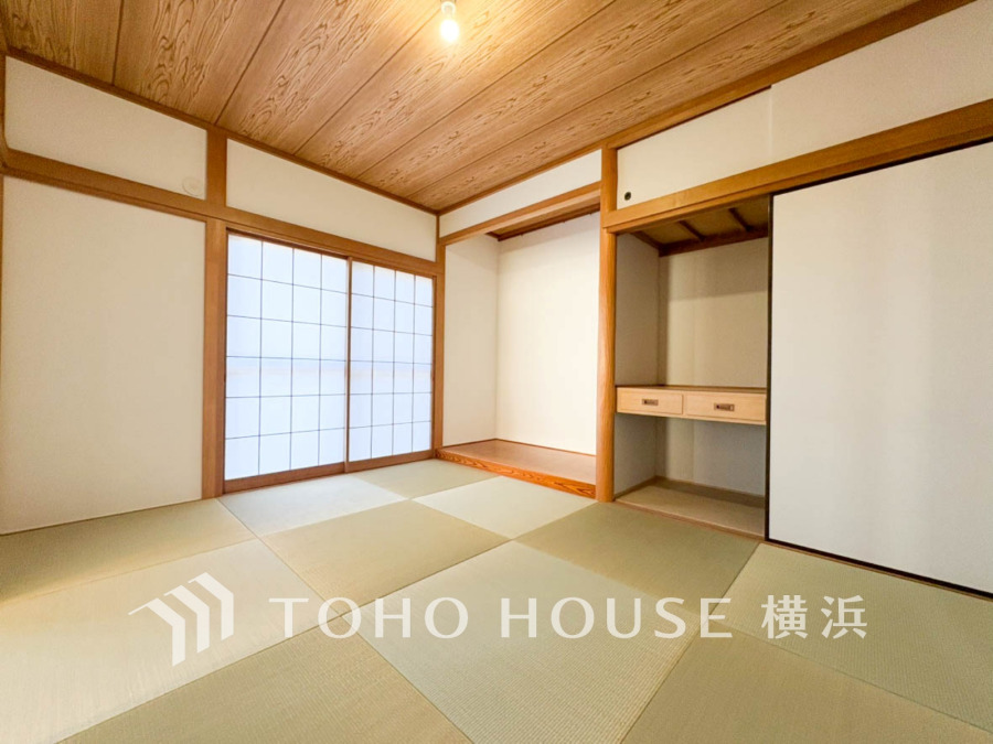 とても上質感を感じることができる和室は、暖かな陽射しがたっぷりと入る気持ちの良い空間。多目的に使用できる快適なお部屋としてお使い頂けます。