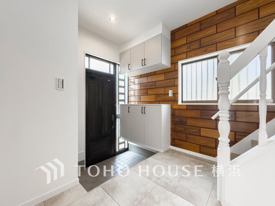 ゆとりある広さで上質感漂う玄関スペース。窓から光の入る明るい空間です。