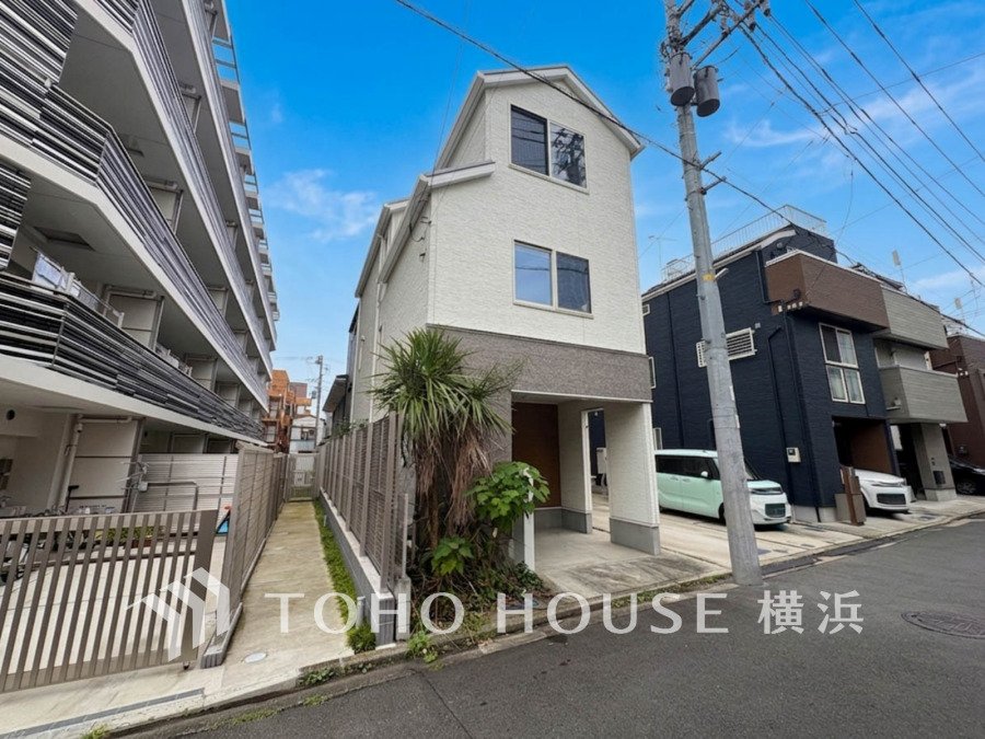 軽快な交通アクセスを叶える快適立地。令和3年築の築浅リフォーム住宅です。