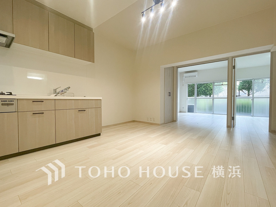 明るく開放的な空間が広がるLDK。室内には豊かな陽光が注ぎ込み、爽やかな住空間を演出。
