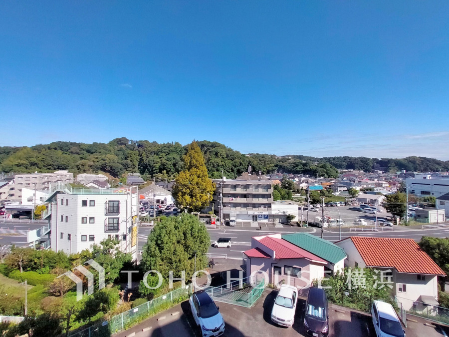 陽射しとともに、少しずつ装いを変える街の景観から、星空が地上に映りこむかのような夜景の煌きまで、この街ならではの美しい風景。