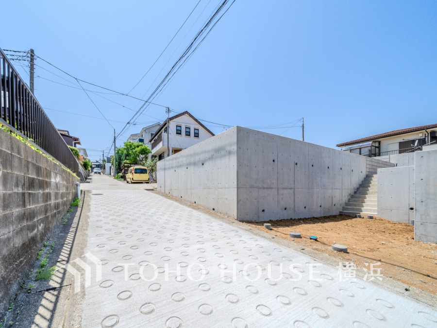 南道道路に面し陽当たり良好。前面道路は4Mの公道です。