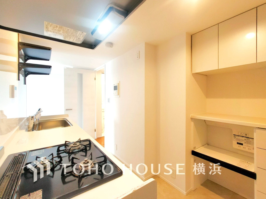 多彩な機能と洗練された美しいデザイン、細やかな優しさが毎日を演出します。プライベートスペースを彩るインテリアとしての美と、快適な日常を支える機能性と強さが一つになったキッチン。