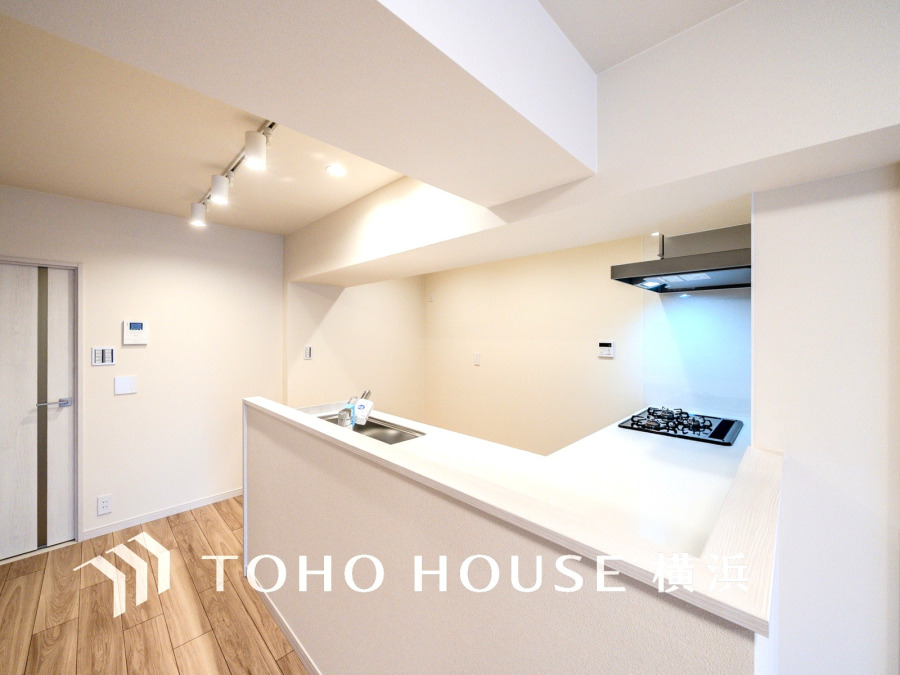 プライベートスペースを彩るインテリアとしての美と、快適な日常を支える機能性と強さがひとつになったキッチンです。開放的な対面カウンターキッチンはリビングと一体感のある空間。