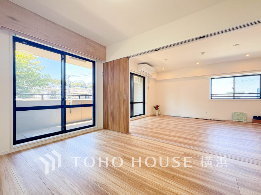 リビングに隣接した洋室の引き戸を開け放して空間を共有しながら開放的に使うこともできます。
