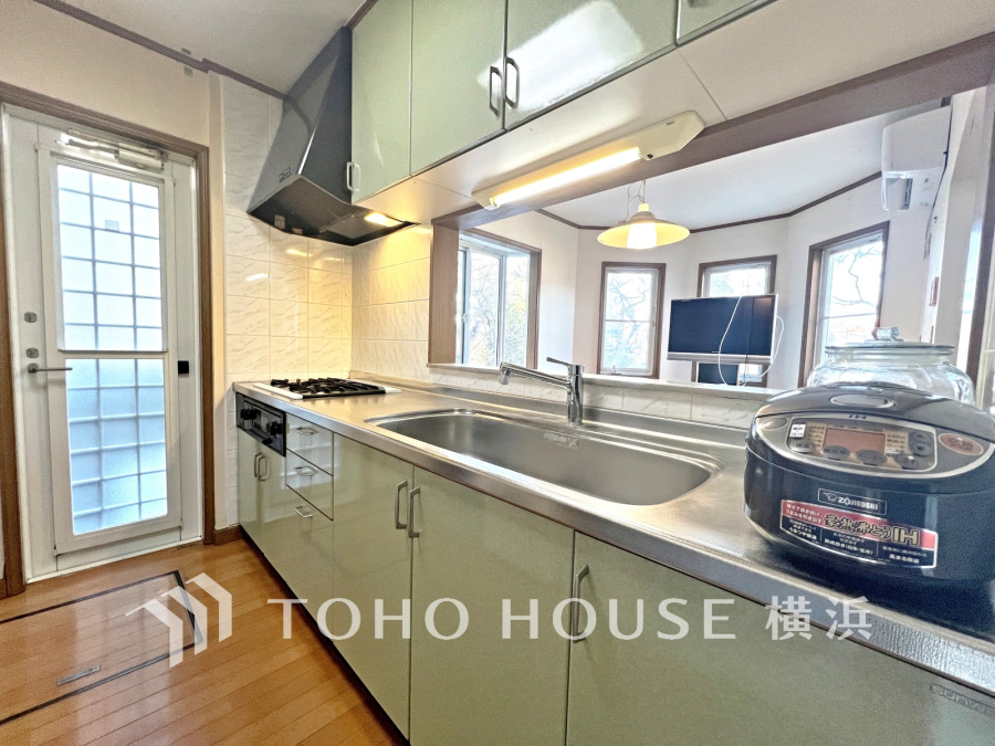 対面キッチンなら、料理や後片づけをしながらリビングにいるご家族と会話したり、気配を感じることができます。特にお子様が小さいうちは、目が離せないので便利です。