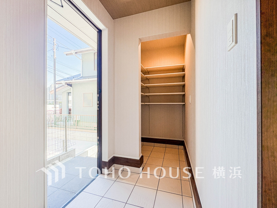 靴を履いたまま出入りできる大型のシューズインクローゼットが設けられています。靴類だけでなく、かさばる物も収納できます。