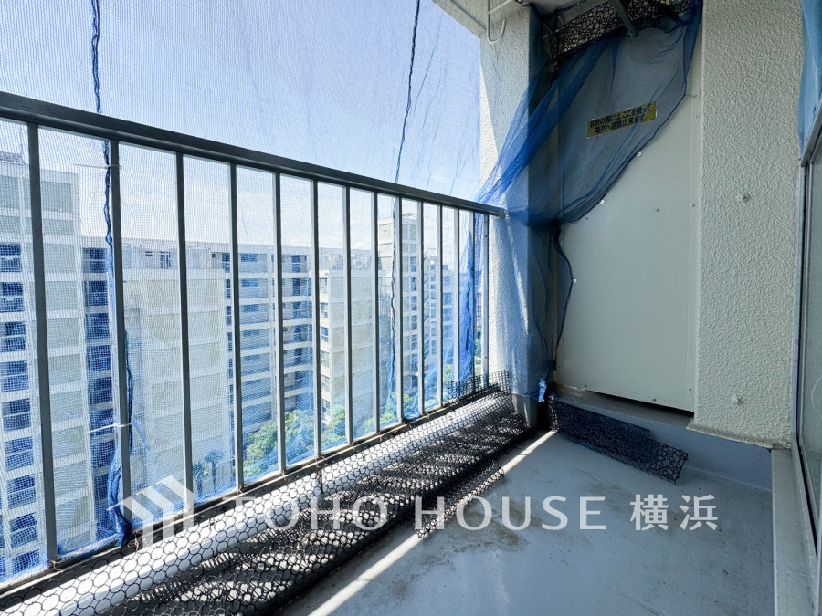 陽当たり良好で風通しも抜群のバルコニー。外の景色を楽しみながらゆったり過ごせる開放的な空間です。