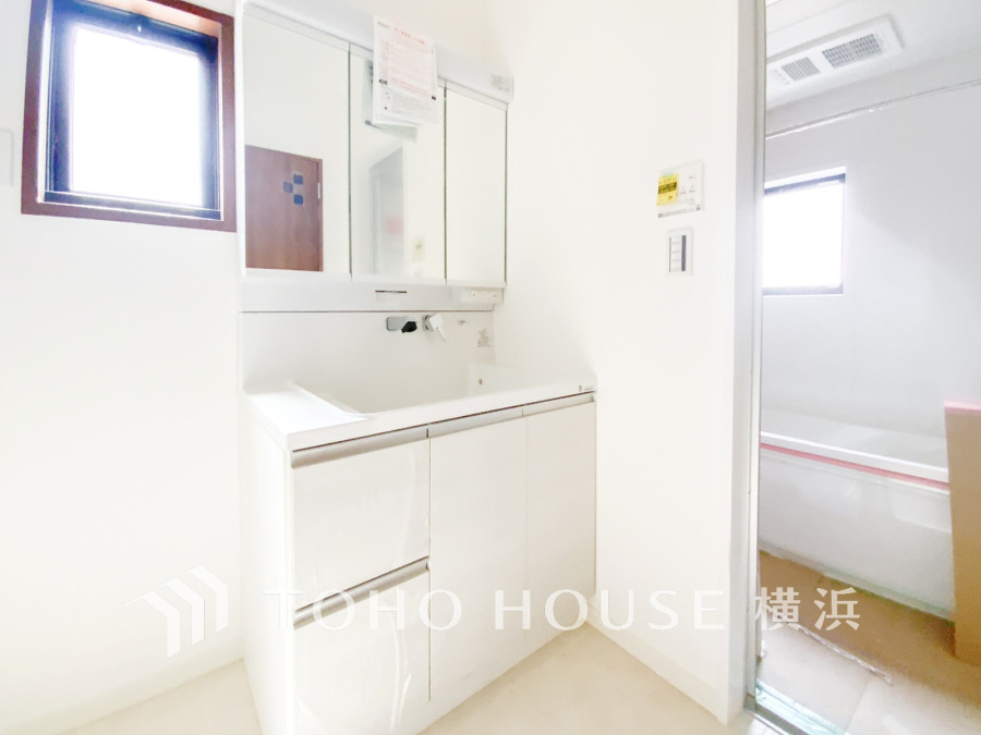 使いやすい機能が備えられた清潔感溢れる洗面空間。収納も充実しています。
