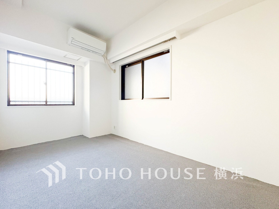 2面採光の明るい洋室。シンプルな内装で自由にコーディネートできます。