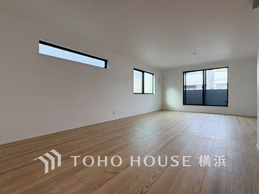 光と風が溢れる開放的なリビングダイニングには自然と家族みんなが集まってきます。明るく穏やかな空気の中で飲んだり、食べたり、笑ったり。