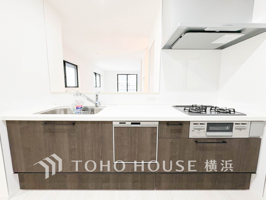 プライベートスペースを彩るインテリアとしての美と、快適な日常を支える機能性と強さがひとつになったキッチンです。開放的な対面カウンターキッチンはリビングと一体感のある空間。