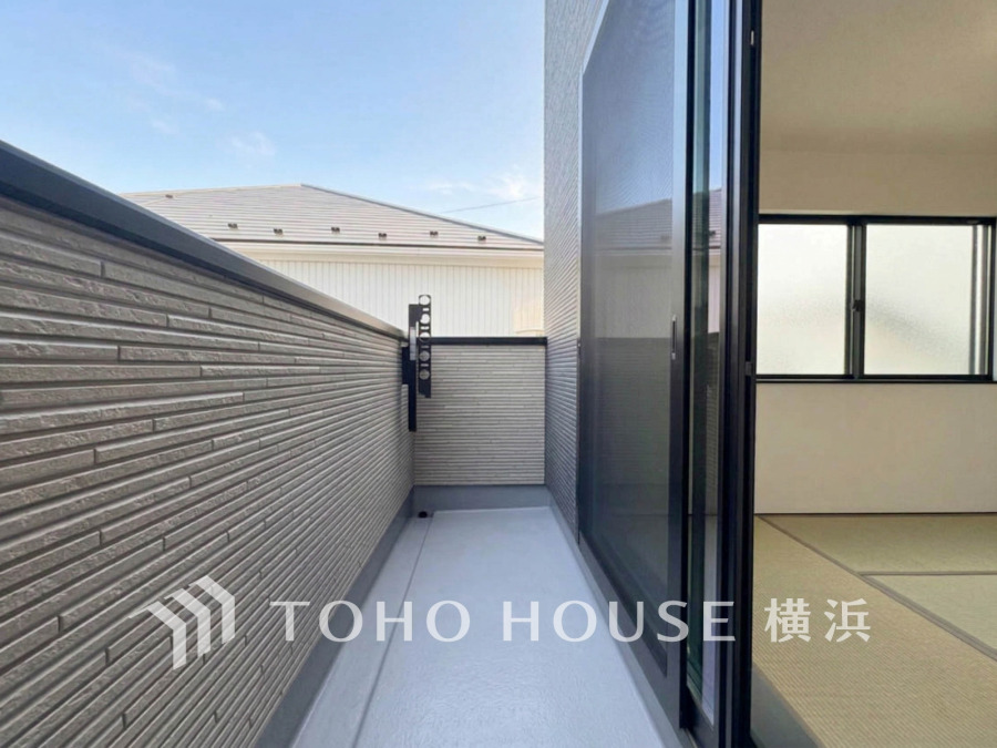 開放感いっぱいの眺望と共に光と風を享受するバルコニー。緑豊かな景観を眺めることができます。