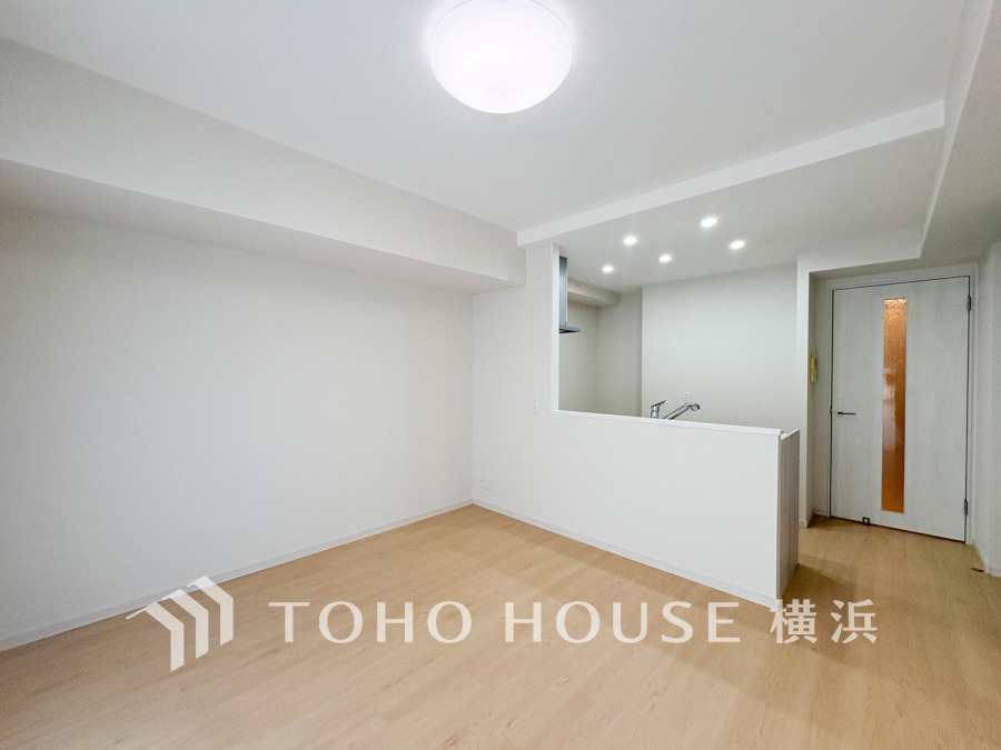 シンプルで明るい空間が広がるリビング。対面キッチンで家族との会話も弾みます。