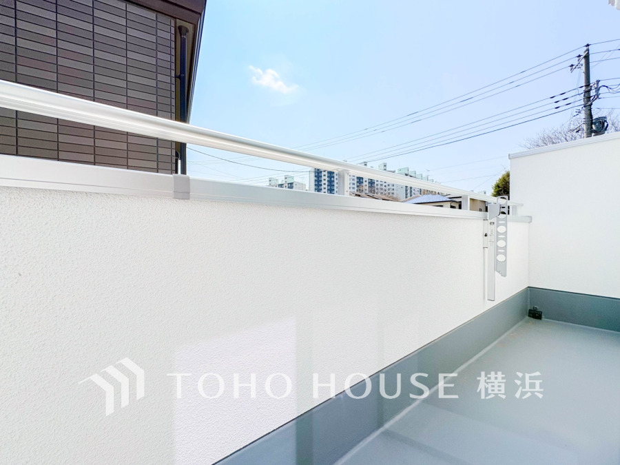 南東向きの明るいバルコニー。開放的な空間を演出しながら、プライベート性も確保された空間です
