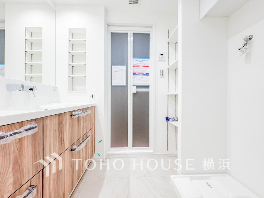 ご家族の1日が始まり、1日の終わりを締めくくる洗面空間。快適に過ごせることはもちろん、気品や優雅さを兼ね備えたパウダールームです。