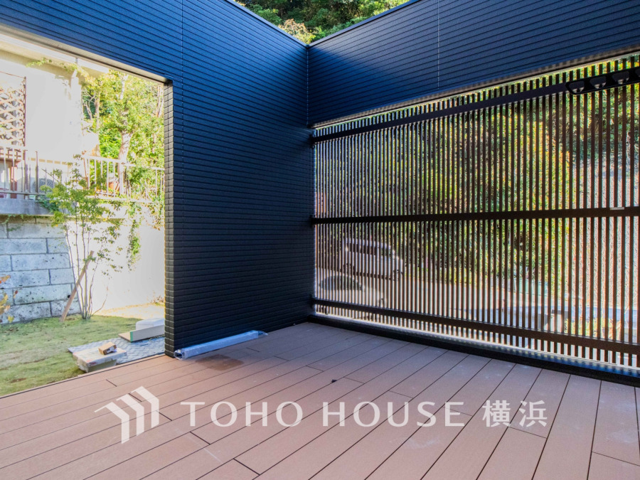 リビングから繋がる広々とられたウッドデッキ。アウトリビングとしてもお楽しみ頂けます。休日にはテーブルを出してティータイムを楽しんでみたりも素敵ですね。