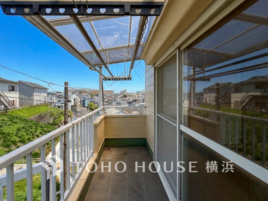 ずっと太陽を感じる事ができるのは、遮るものが視界に無いから。彼方に広がる風景が絵画のように広がります。