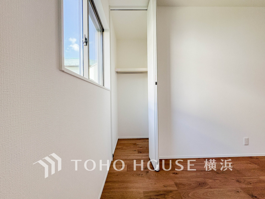 シンプルな内装と明るい空間で、自分らしい空間づくりを思い切り楽しめそうです。穏やかな陽射しが、ゆったりとした寛ぎの時間を包みます。