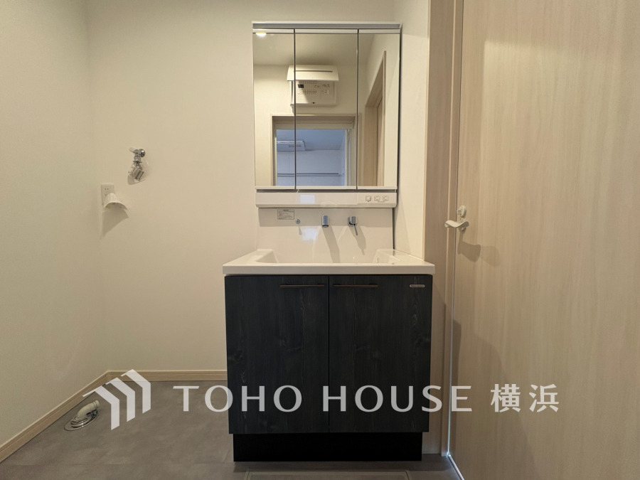 清潔感のあるプライベート空間は、身だしなみチェックや肌のお手入れに最適です。収納もあり、スッキリと見映えの良い空間に拵えました。時間に余裕とゆとりを持たせます。