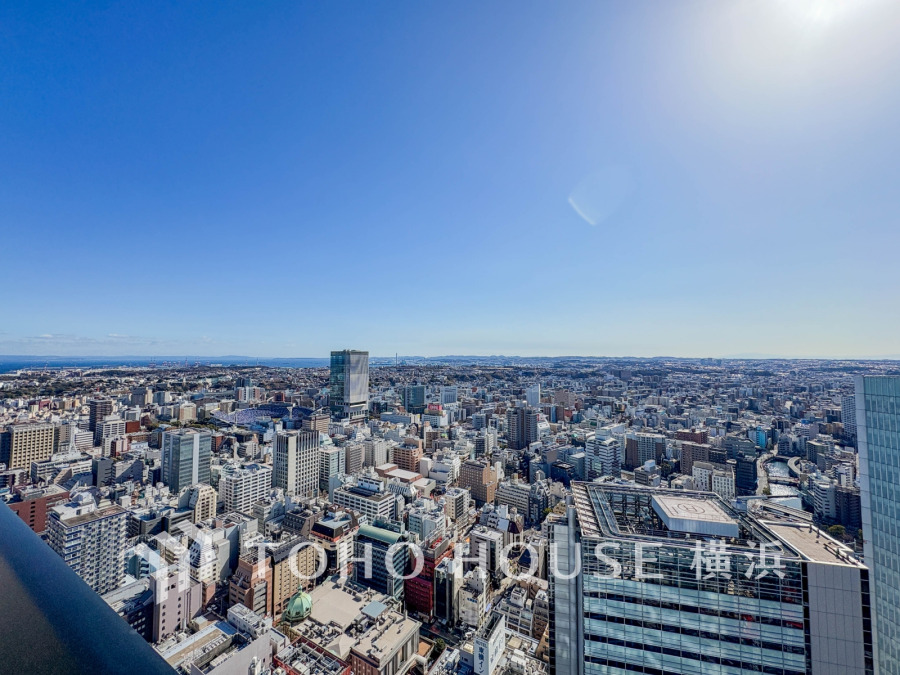 【横浜】の街の風景を広く一望できる魅力の眺望は、開放的でお住まいの価値の一つでもあります。朝も昼も夜も異なった表情を見せる街の風景は、心豊かな毎日を彩ってくれることでしょう。