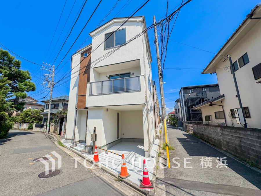 穏やかな住宅街、開放感のある角地に建つ、陽当たり良好なお住まいです。