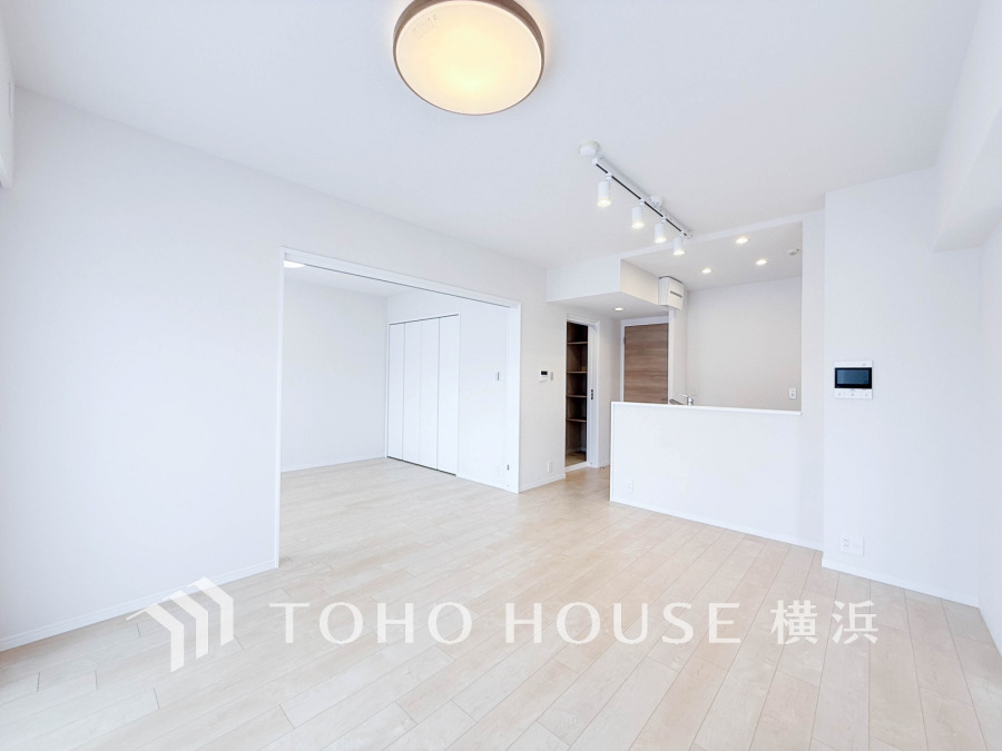 明るく開放的な空間が広がるLDK。室内には豊かな陽光が注ぎ込み、爽やかな住空間を演出。

