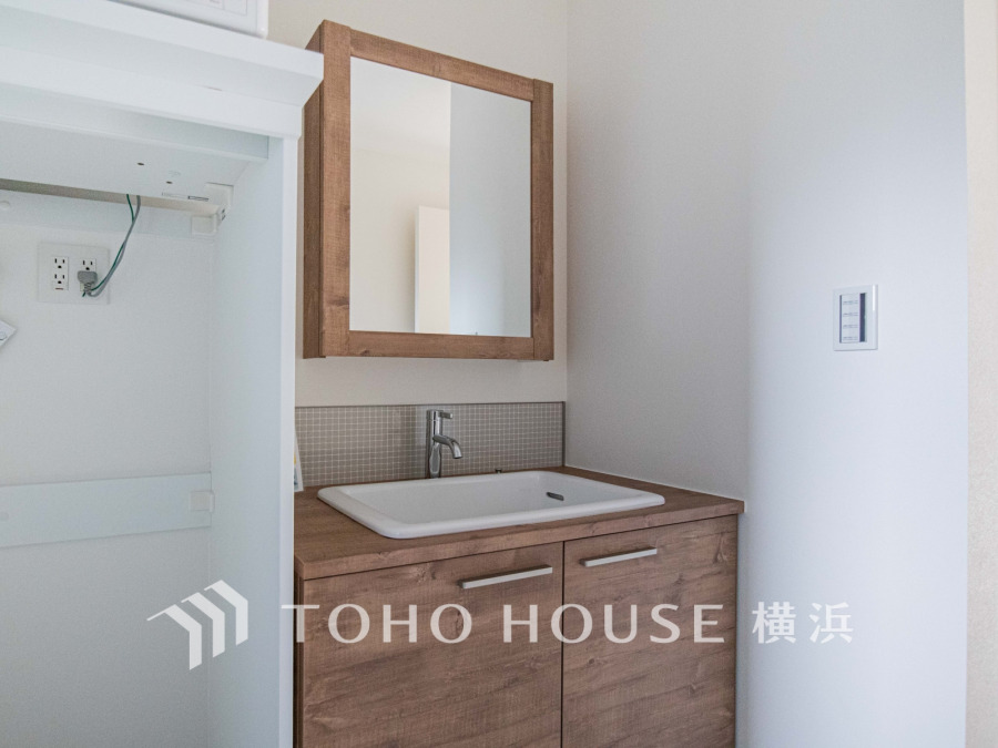 十分な大きさの洗面台は収納もさる事ながら、身だしなみチェックや歯磨きなど、朝の慌ただしい時間でもホテルライクなスペースで余裕とゆとりを感じて頂けます。