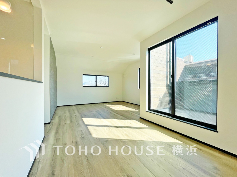 豊かな光が床材を照らしだすひと時、この場所には落ち着きと上質な空気感が流れます。ご家族やお友達との時間など、多くの時を刻む空間。何気なく過ぎる時でさえも上質なひと時となる快適な空間を目指して。