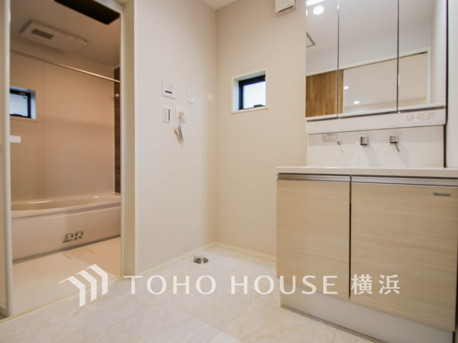 洗面台には三面鏡を採用。身だしなみを整えやすい事はもちろんですが、鏡の後ろに収納スペースを設ける事により、散らかりやすい洗面スペースをすっきりさせる事が出来るのも嬉しいですね。