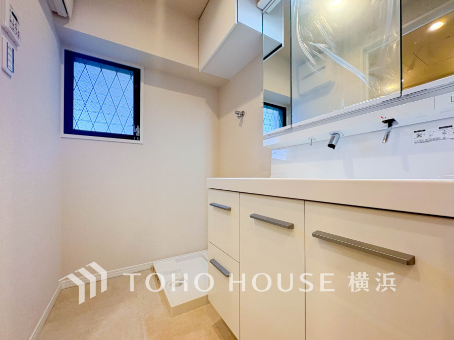 新規交換された洗面化粧台は美しく使いやすい機能が備えられています。