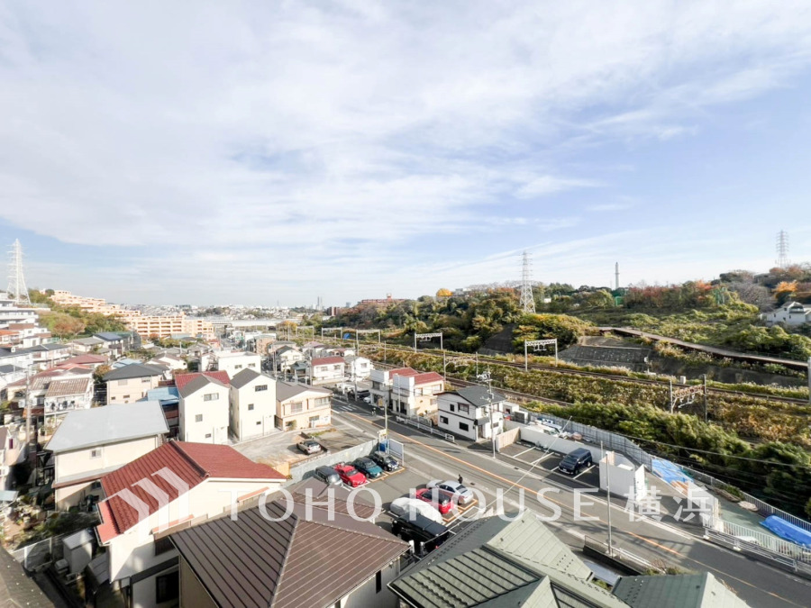 陽射しとともに、少しずつ装いを変える街の景観から、星空が地上に映りこむかのような夜景の煌きまで、この街ならではの美しい風景。手を伸ばせば触れることができそうな潤う翠、広がり豊かな眺望も魅力。